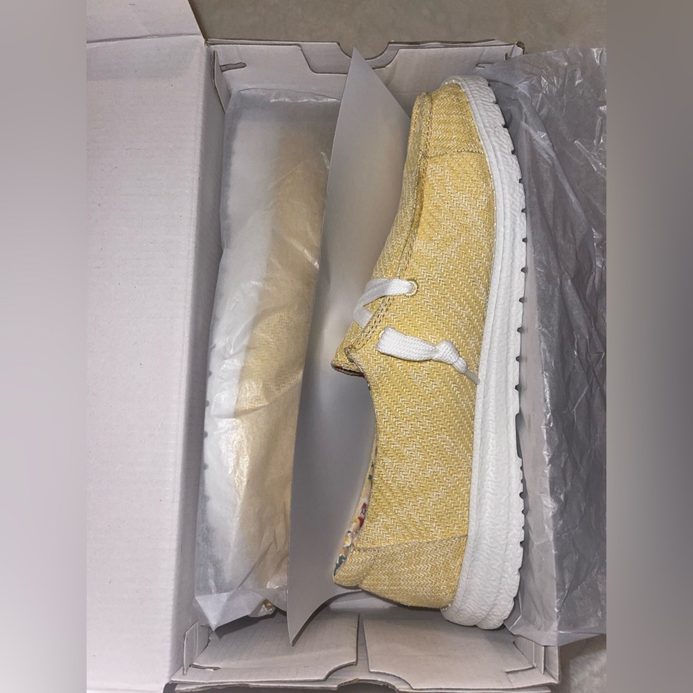 🖤NWT Yellow Rosa Slip-ons - Picture 2 of 7